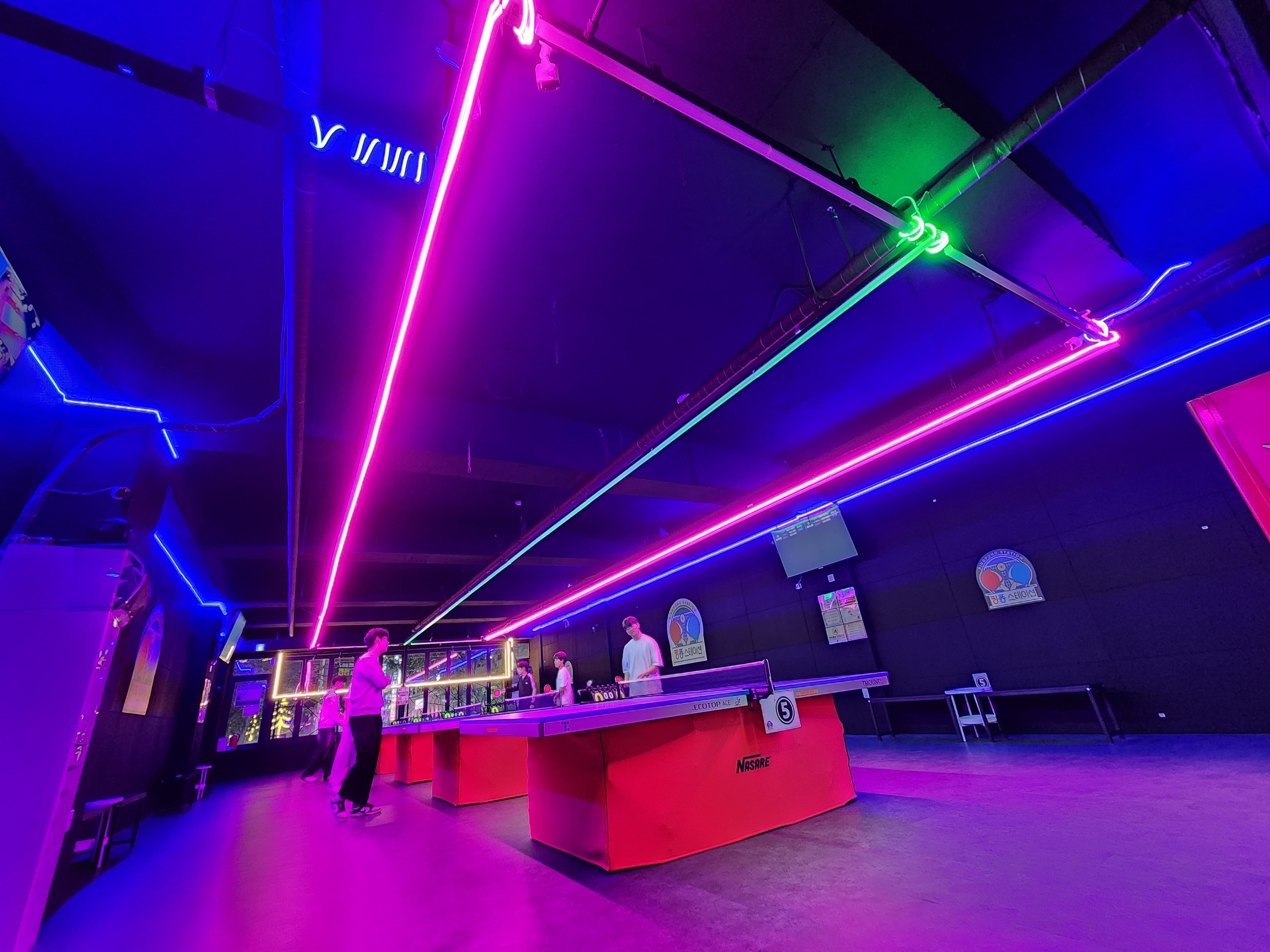 핑퐁스테이션 매장 조명과 공간 분위기